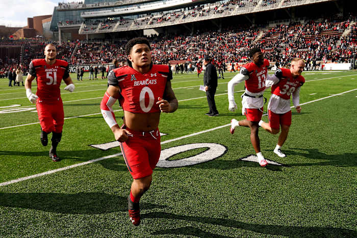 Cincinnati Bearcats linebacker Ivan Pace Jr. (0) jogs back to the locker room after pregame ceremonies recognizing seniors on the roster before the first quarter quarter during a college football game against the Tulane Green Wave, Friday, Nov. 25, 2022, at Nippert Stadium in Cincinnati. Ncaaf Tulane Green Wave At Cincinnati Bearcats Nov 25 0338